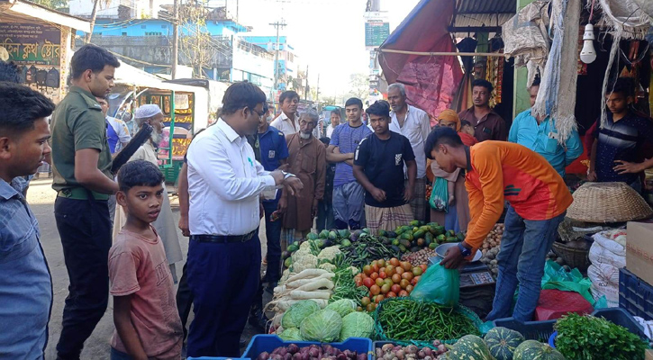 সড়কে দোকানের পণ্য, দিতে হলো জরিমানা 